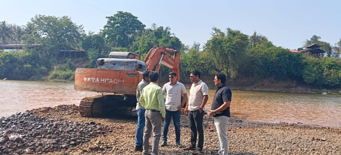 गड नदीपात्रातील गाळ काढण्याच्या कामाची उपनगराध्यक्ष सुशांत नाईक यांनी केली पाहणी