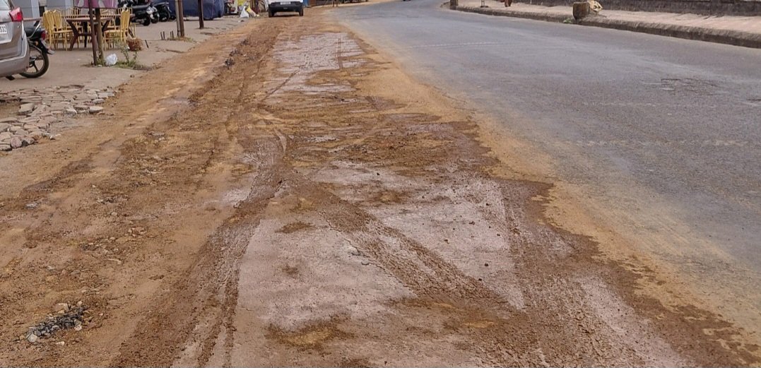 संजू परब यांच्या दणक्यानंतर तलाव परिसरातील रस्ता पूर्ववत