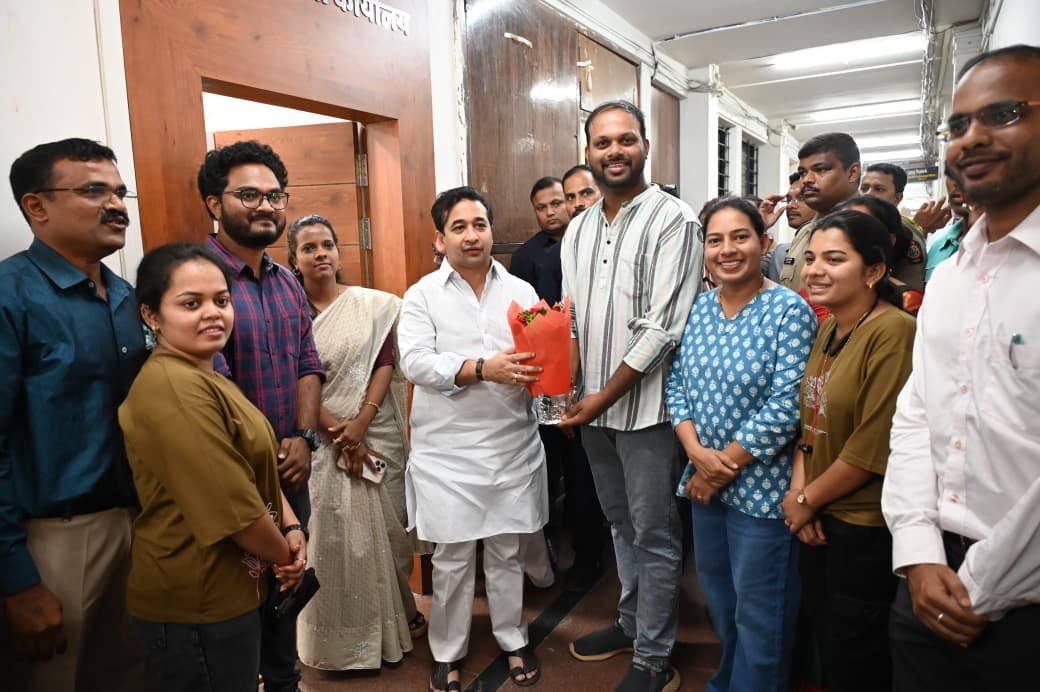 “समस्या मांडली… समाधान मिळाले; कृतज्ञतेने पालकमंत्र्यांची घेतली भावनिक भेट!