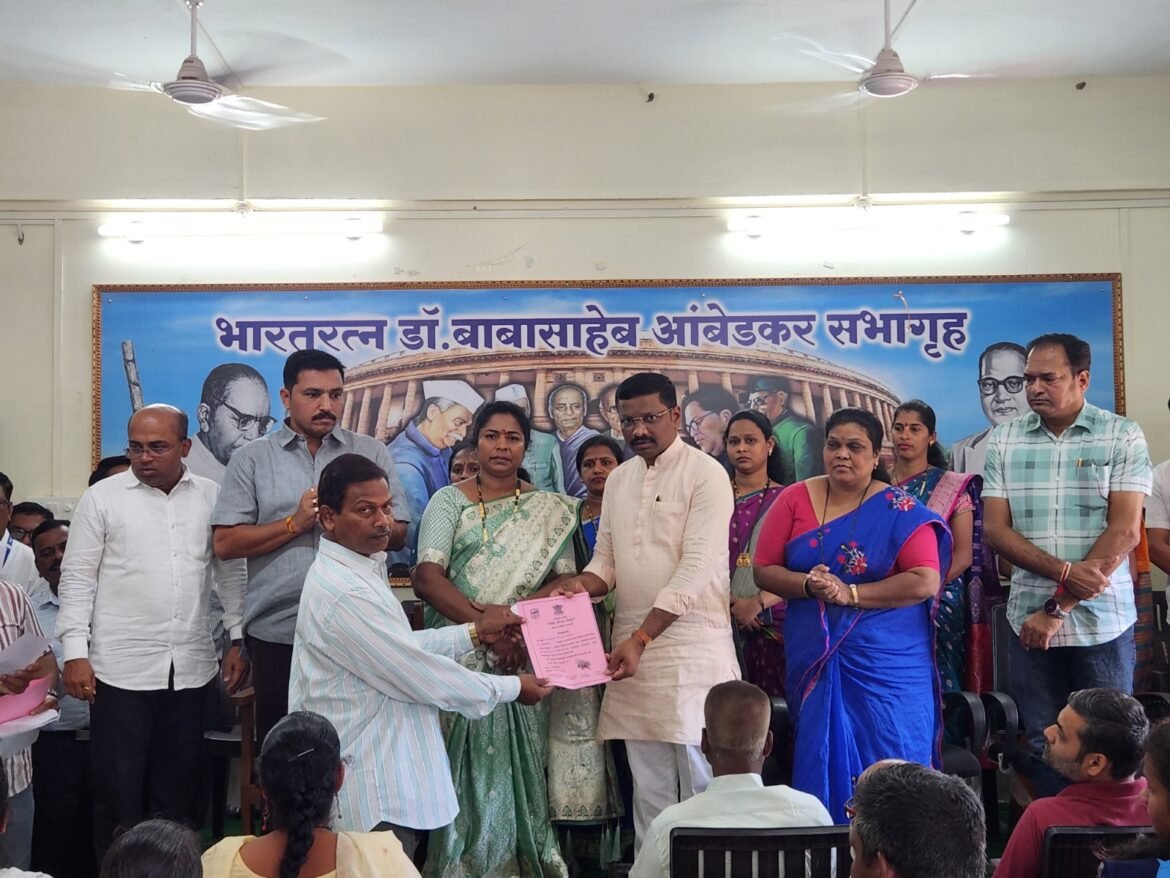 पंचायत समिती कणकवलीत सेस अनुदानातील लाभार्थ्यांना प्रमाणपत्रांचे वितरण