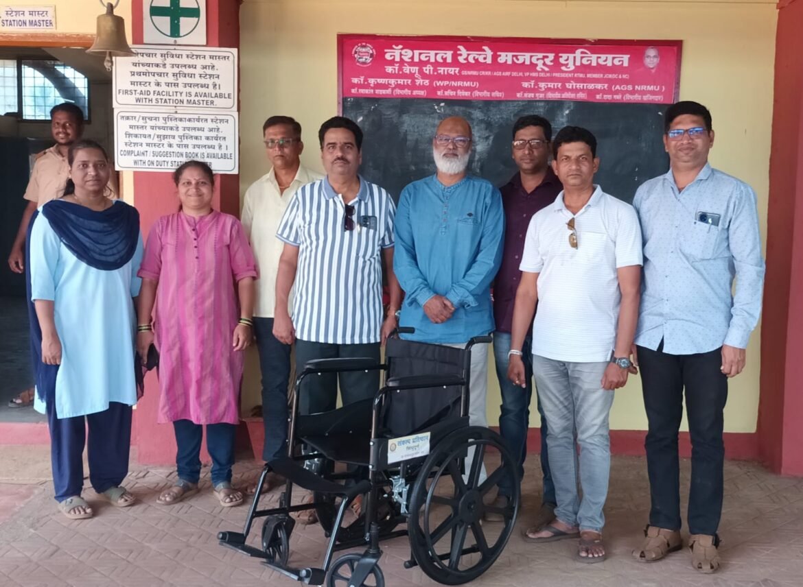 *संकल्प प्रतिष्ठानचा सामाजिक उपक्रम.!*  *कणकवली रेल्वे स्टेशनला व्हीलचेअर प्रदान.!*