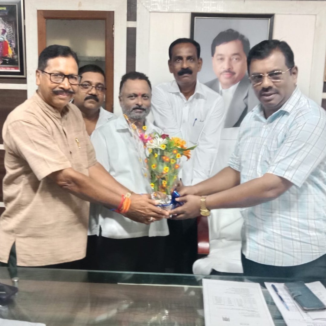 कोकण विभाग रिक्षा टॅक्सी महासंघाच्यावतीने जिल्हा परिषद अध्यक्ष श्री प्रमोदजी कामत व उपाध्यक्ष श्री दादा साहिल पुष्पगुच्छ देऊन अभिनंदन*