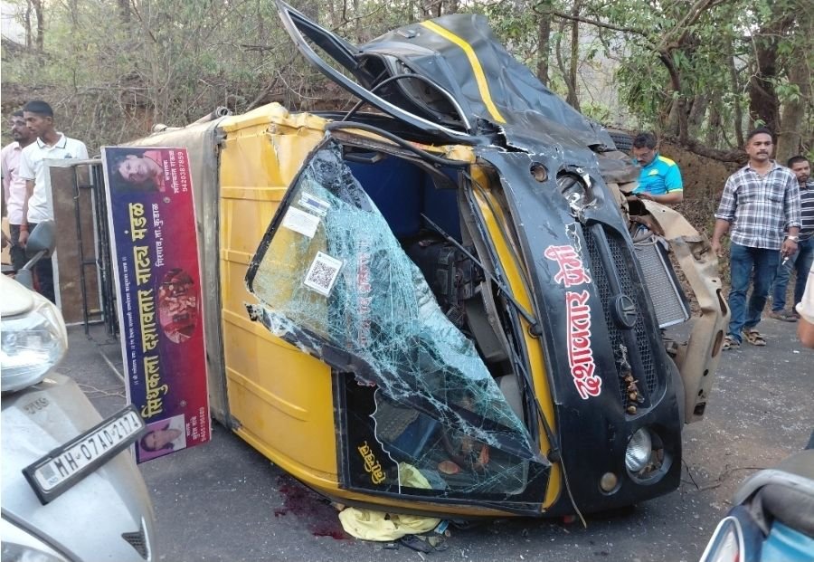 सावंतवाडीत टाटा मॅजिक-आयशरची समोरासमोर धडक; दशावतार कलाकार जखमी