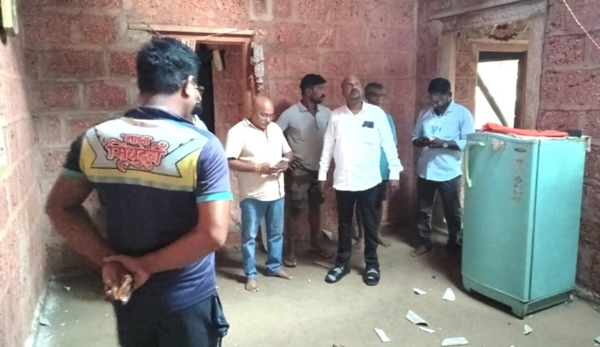 सरंबळ दुर्गावाड घरावर विज कोसळून नुकसान