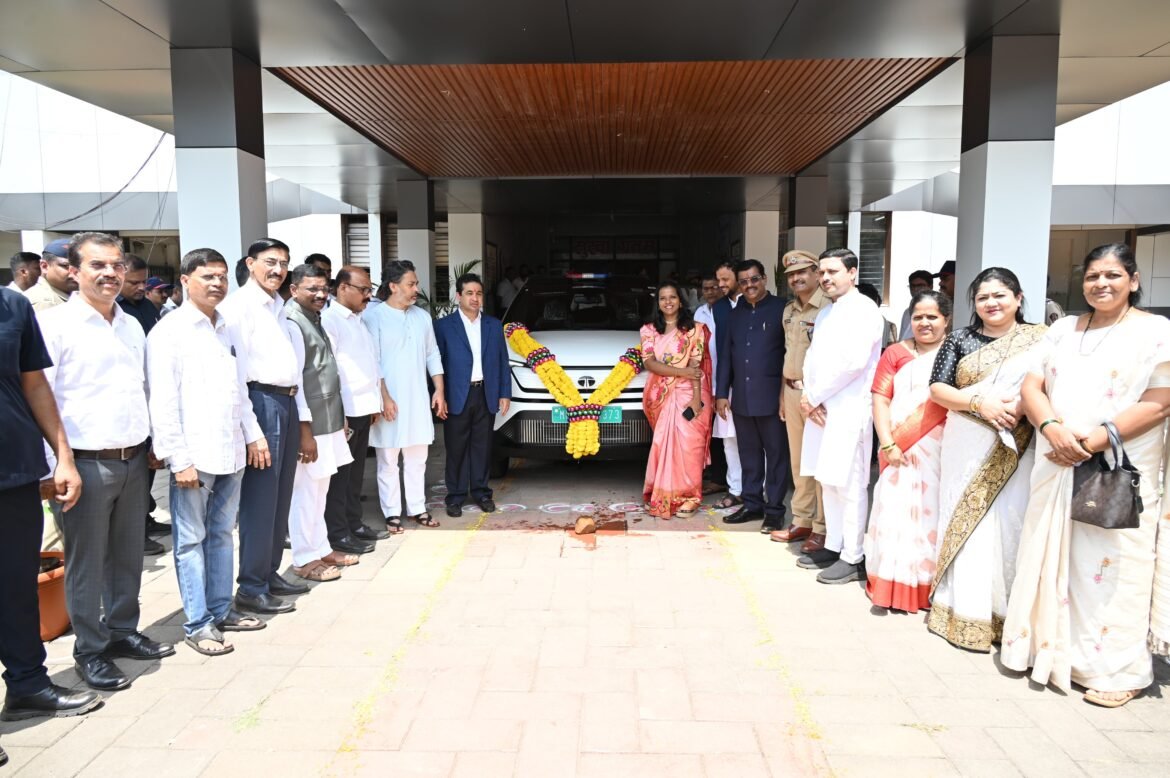 _हरित ऊर्जेकडे वाटचाल: जिल्हाधिकारी कार्यालयातील पहिल्याच EV चे आगमन_