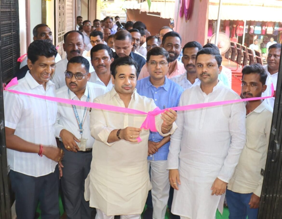 राणे साहेबांच्या स्वप्नातील बँकेच्या पारदर्शक कारभाराला चालना देण्याचे काम मनीष दळवी करत आहेत: नितेश राणे*