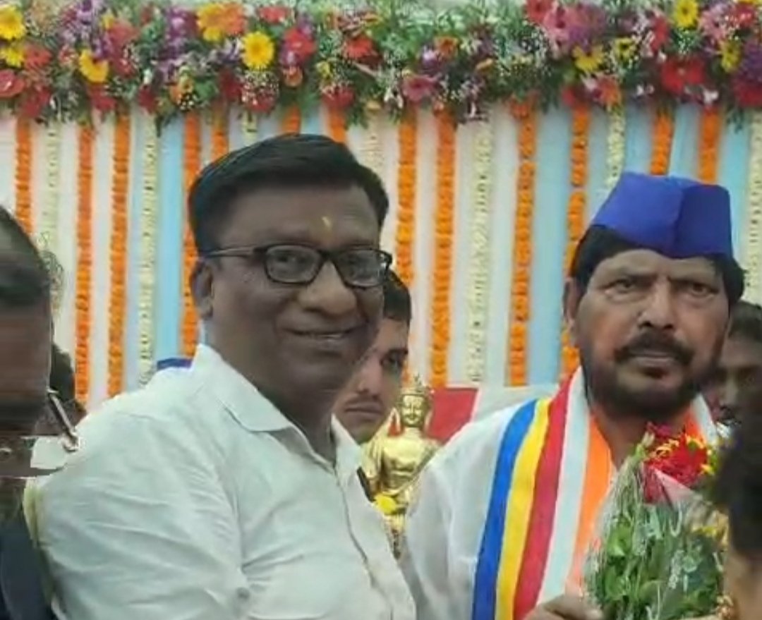 संविधान’ निवासस्थान ठरले वंचितांचे आशास्थान; सिंधुदुर्ग जिल्हाध्यक्ष रतनभाऊ कदम यांच्याकडून ना. रामदास आठवले यांना शुभेच्छा