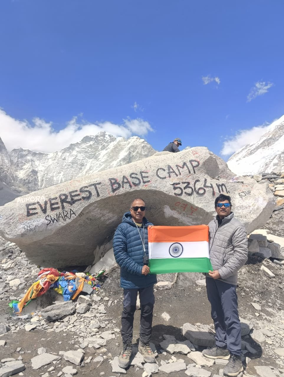 करवीर हायकर्स’ च्या सातजणांची तिरंगा फडकवून, संविधान उद्देशिका प्रदर्शनाने एवरेस्ट बेस कँप’ यशस्वी