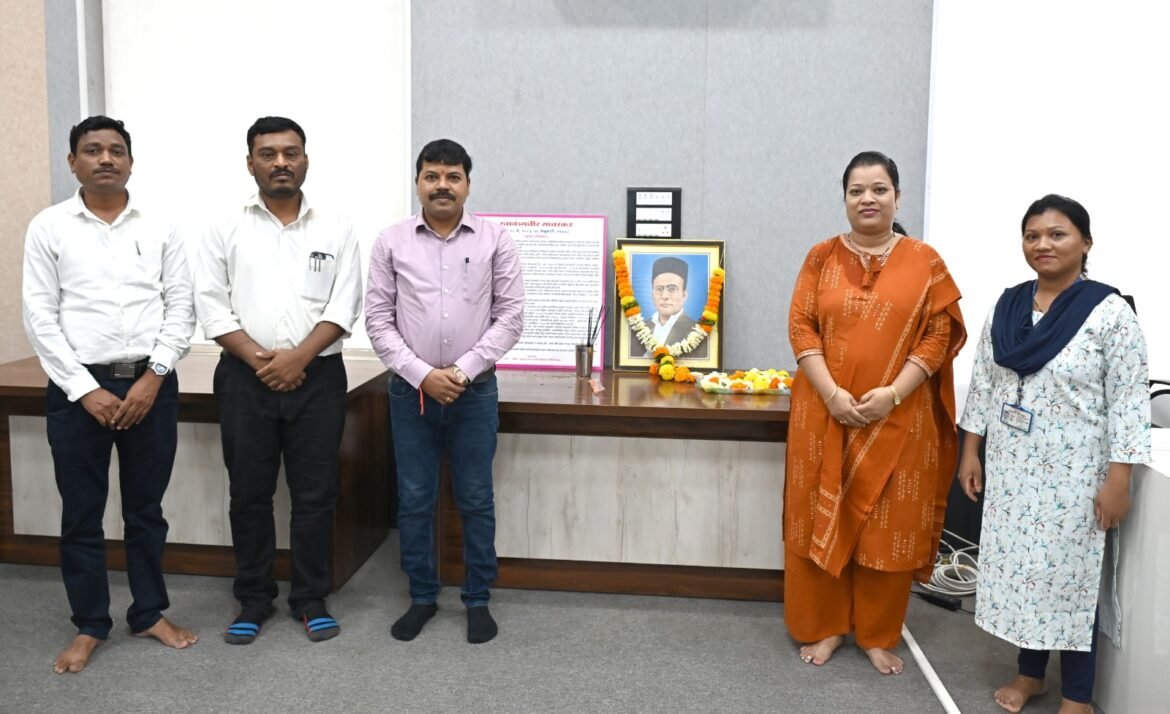 अपर जिल्हाधिकारी शुभांगी साठे यांच्याकडून स्वातंत्र्यवीर सावरकर यांना अभिवादन