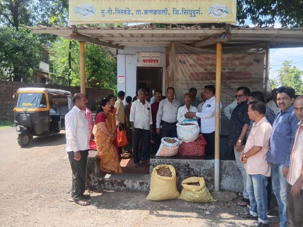 भिरवंडे गावातील शेतकऱ्यांना सतीश सावंत यांच्या हस्ते मोफत हळद बियाणे वाटप