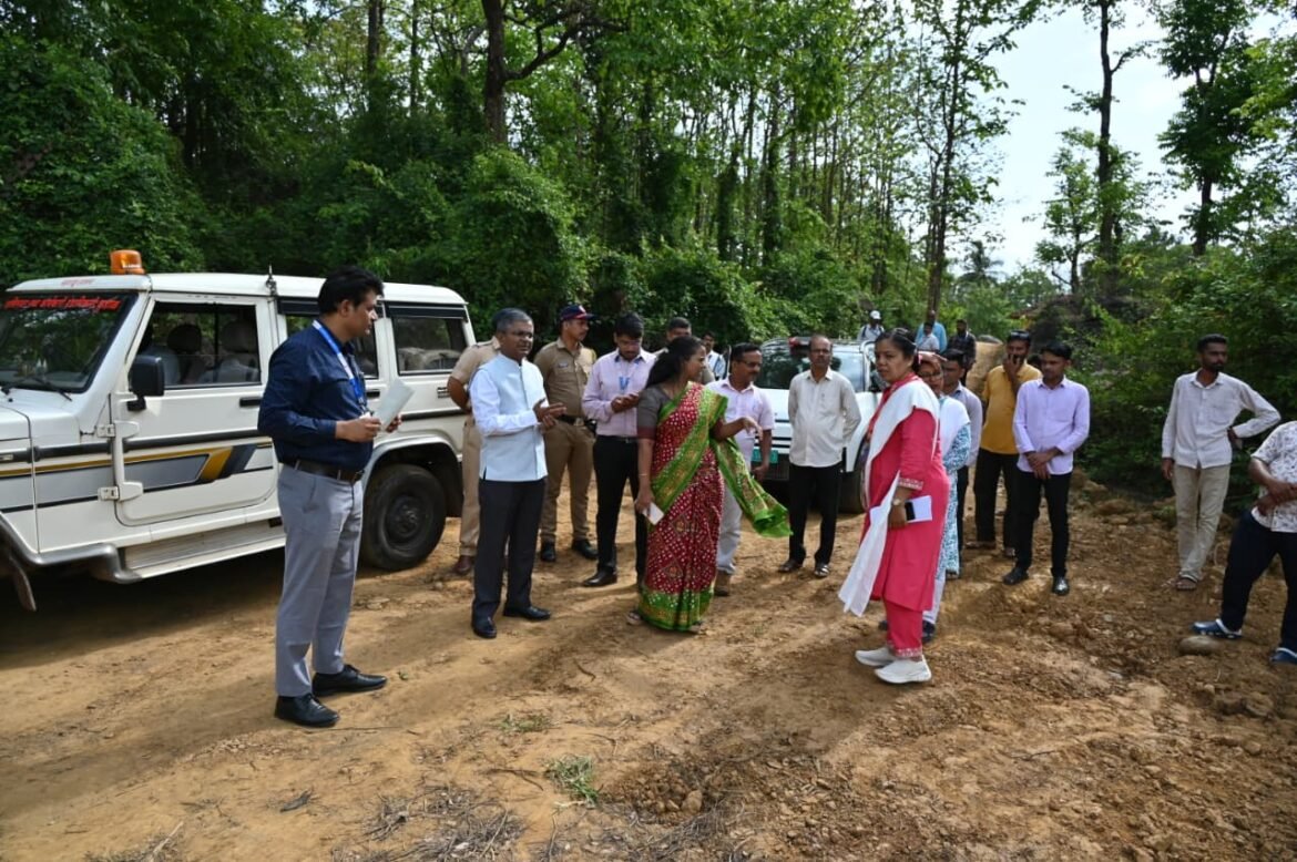 अप्पर मुख्य सचिव विकास खारगे यांची कुडाळ तालुक्यातील विविध कार्यालयांना भेट