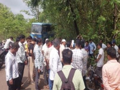 रस्तावरील खड्डयाचा प्रश्न ऐरणीवर, सांगुळवाडीत रिक्षा पलटी होऊन अपघात, ग्रामस्थानी रोखला मार्ग