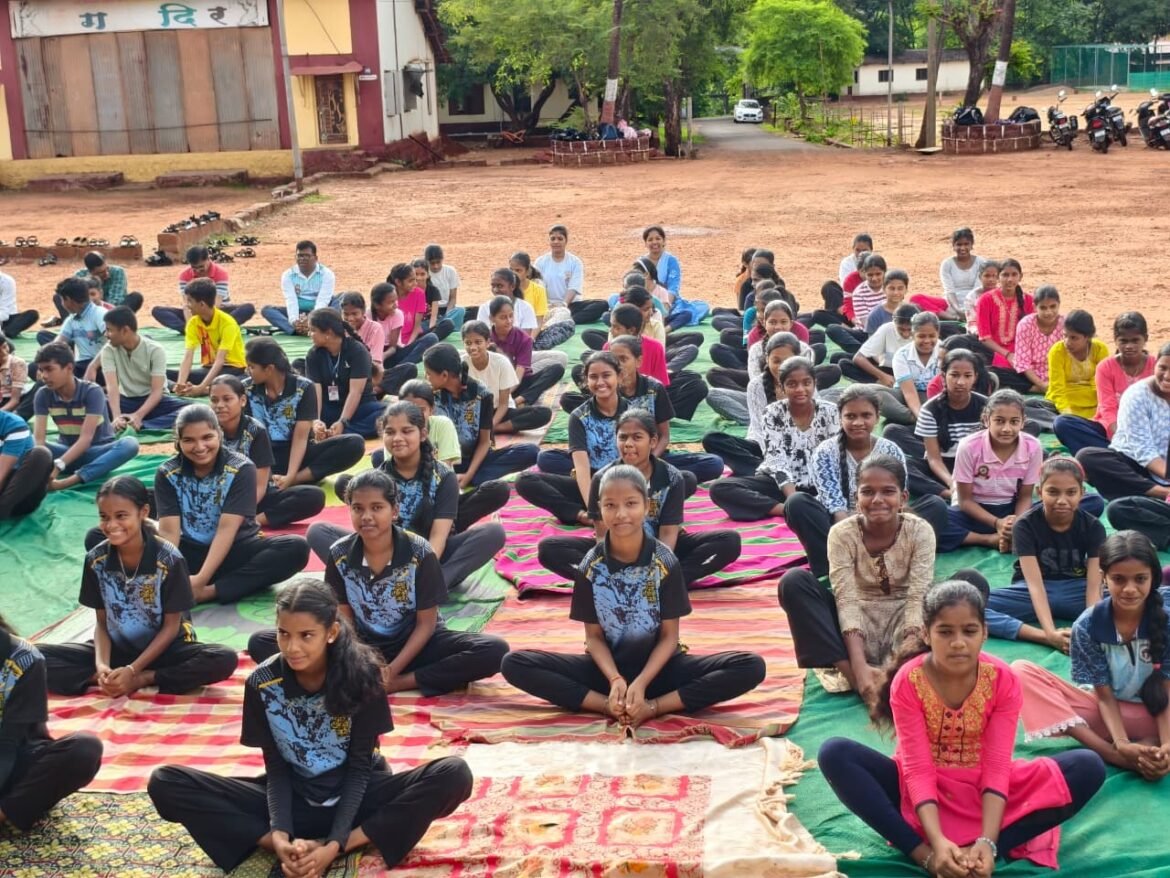 योगातून निरोगी जीवनाचा संदेश” : न्यू इंग्लिश स्कूल, फोंडाघाट येथे आंतरराष्ट्रीय योग दिन उत्साहात साजरा