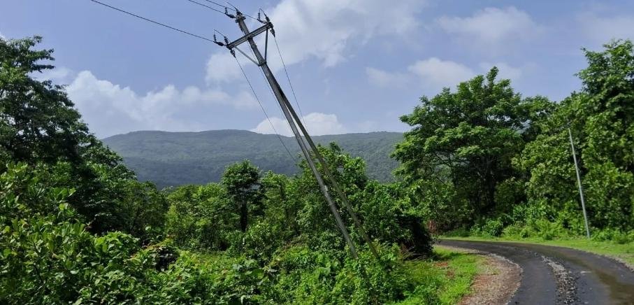पहिल्याच पावसात ११ केव्ही वीजवाहिनीचे खांब झुकले; मांगेली परिसरातील ग्रामस्थांत चिंता..