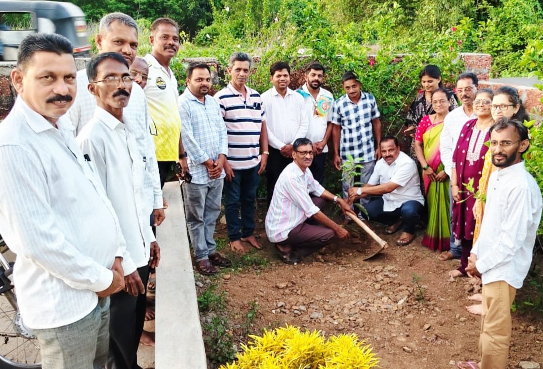 मातोंड ता. वेंगुर्ले येथे “एक पेड मां के नाम” अभियान अंतर्गत भाजपा जिल्हा उपाध्यक्ष प्रसन्ना ( बाळू) देसाई यांनी वृक्षारोपण करत “धर्म संवर्धनासोबतच निसर्ग संवर्धनाचा संदेश दिला”