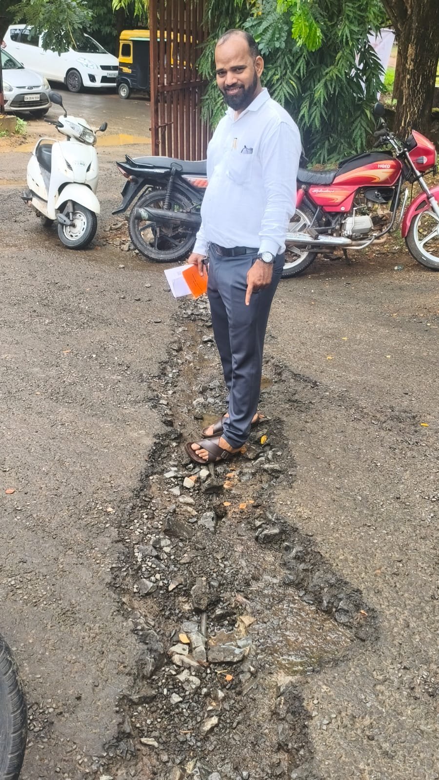 सावंतवाडी तहसील कार्यालयाच्या मुख्य प्रवेशद्वाराजवळील खड्डा ठरतोय जीवघेणा सामाजिक कार्यकर्ते गुरुदास गवंडे