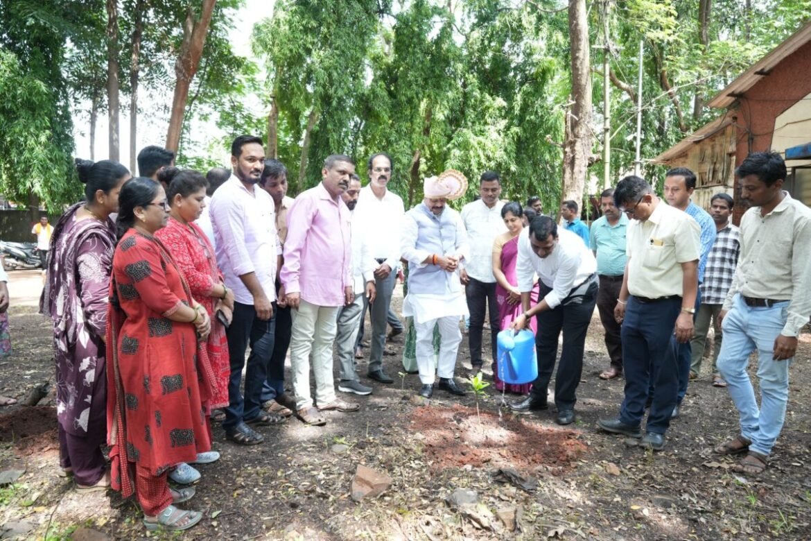 एसटी महामंडळाच्या ७८ व्या वर्धापन दिनानिमित्त कणकवलीत भव्य वृक्षारोपण; नगराध्यक्ष संदेश पारकरांच्या हस्ते प्रारंभ