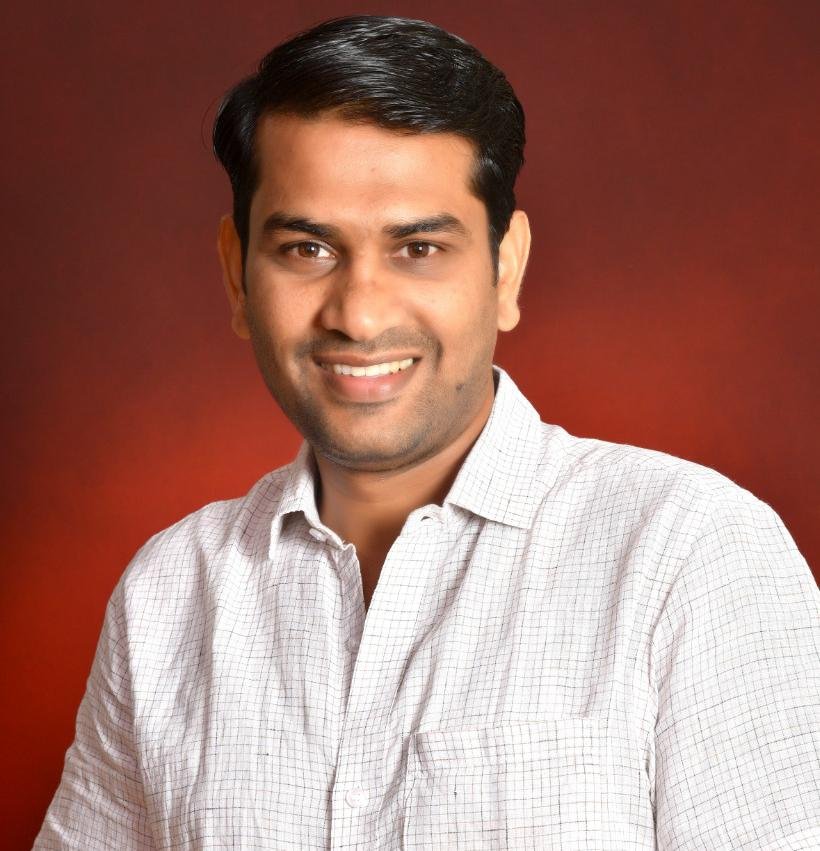 *४ लाखाच्या अवैध गोवा बनावट दारूची वाहतूक करताना पालकमंत्री नितेश राणेंचा कार्यकर्ता अमोल चिंदरकर सापडला रंगेहात*