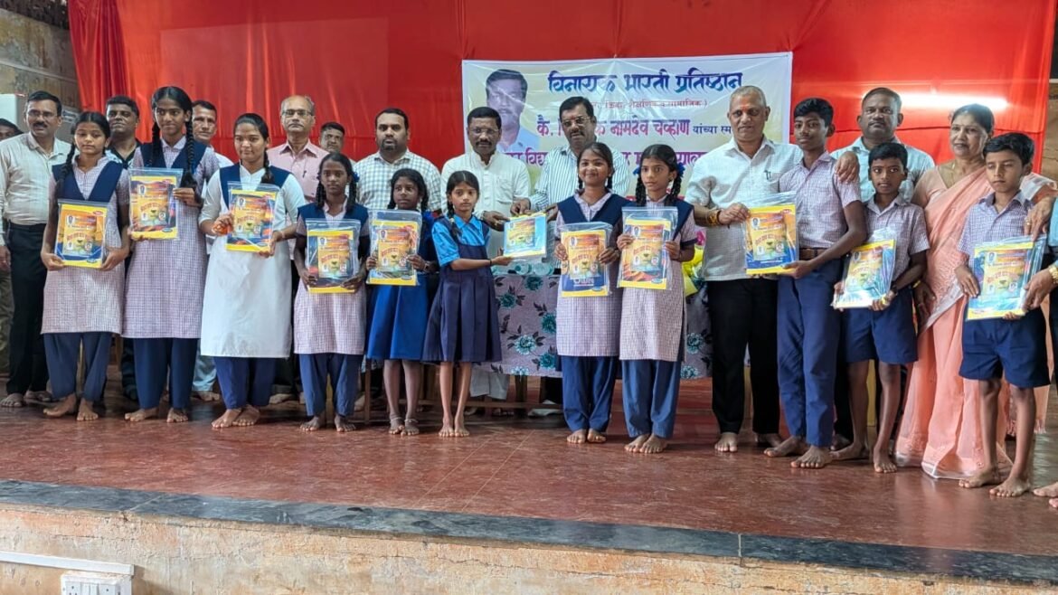 शैक्षणिक दान! तुळसुली येथे विनायक भारती प्रतिष्ठानतर्फे विद्यार्थ्यांना मोफत वह्यांचे वाटप