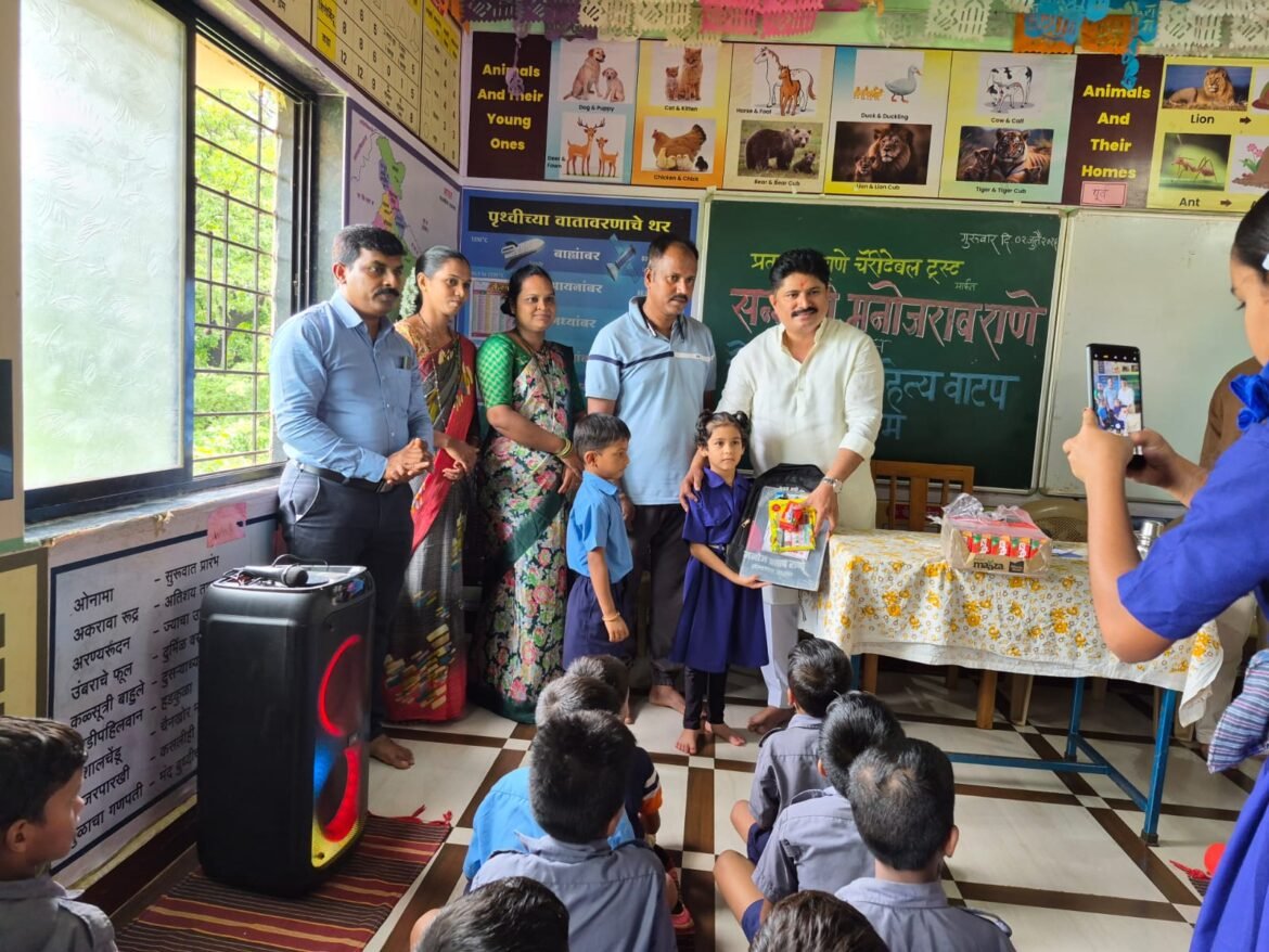 आईच्या वाढदिवसानिमित्त सामाजिक उपक्रम; मनोज राणे यांच्याकडून गरजू विद्यार्थ्यांना शैक्षणिक साहित्याचे वाटप