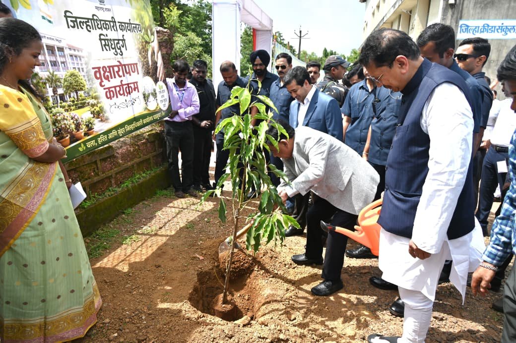 खासदार नारायण राणे यांच्या हस्ते वृक्षारोपण