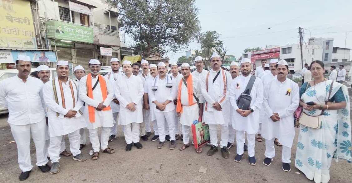 संत आजमेळा वारीत जिल्हा बँक अध्यक्ष मनीष दळवी यांचा सहभाग; फलटण ते बरड १८ किमी पायी प्रवास