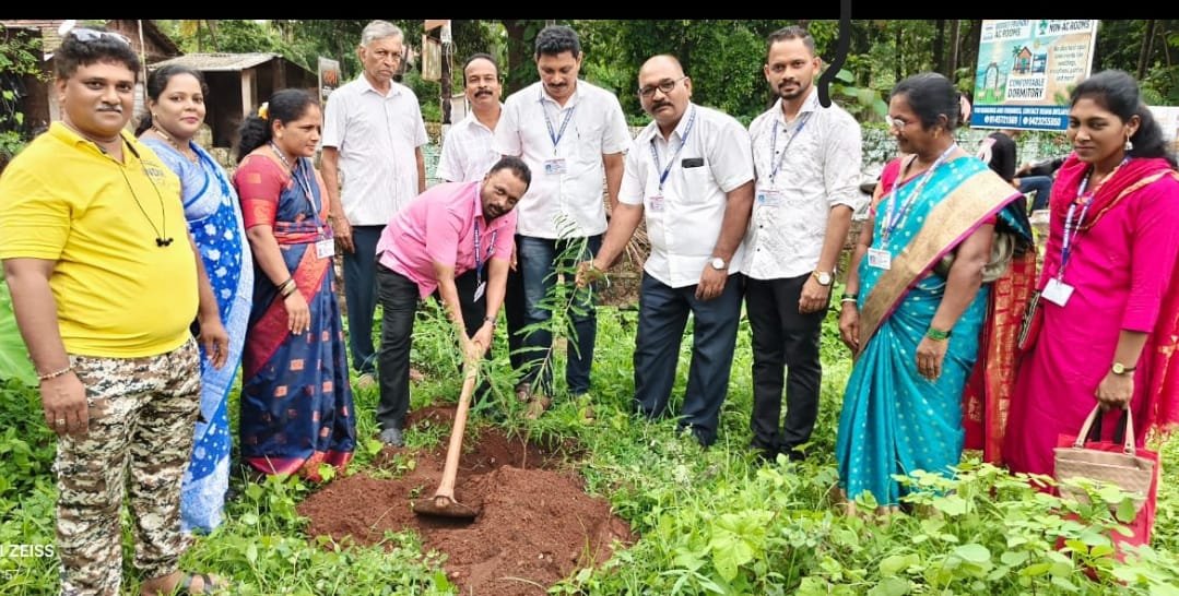 मालवण तालुक्याच्या वतीने लक्ष्मीबाई टोपीवाला कन्या शाळा येथे संघटनेच्या वतीने 10 वृक्षांचे वृक्षारोपण