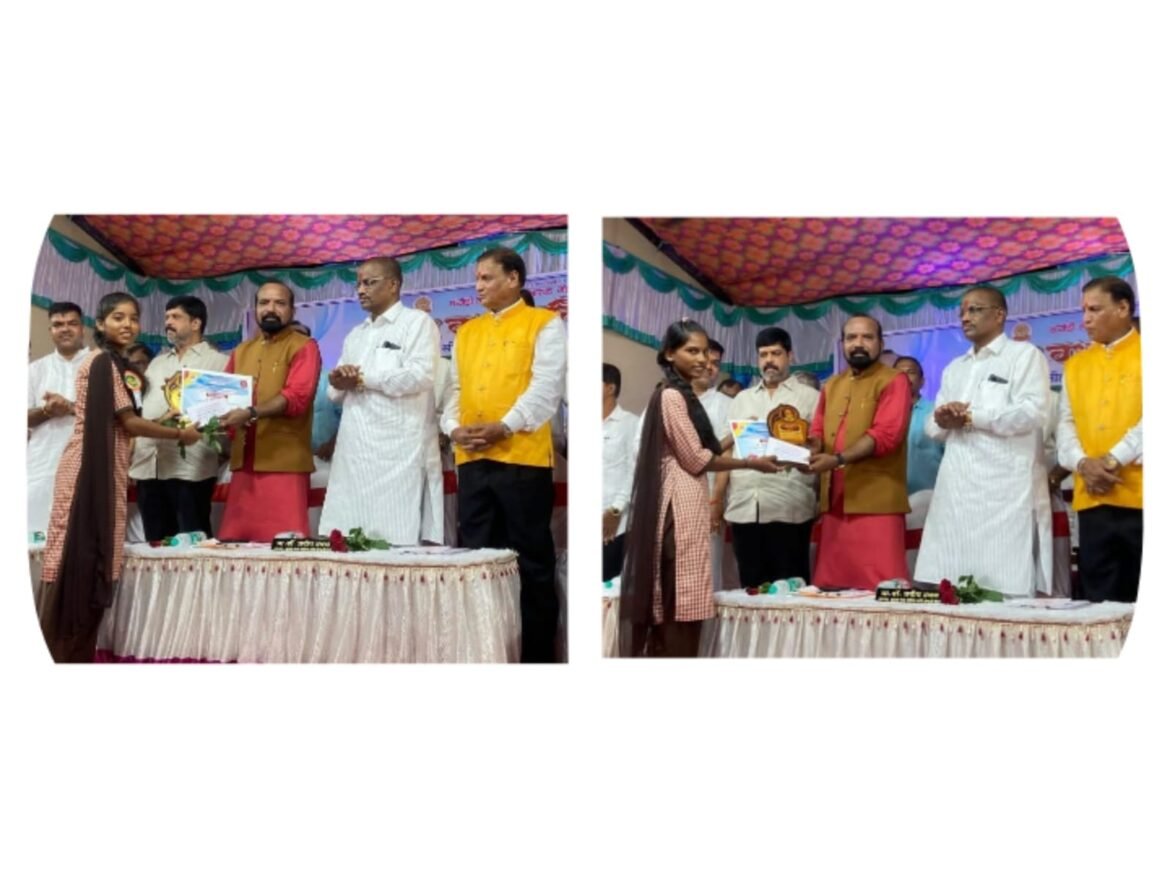 कै. नारायण लक्ष्मण आपटे पुरस्काराने मयुरी व कोमल यांचा सन्मान