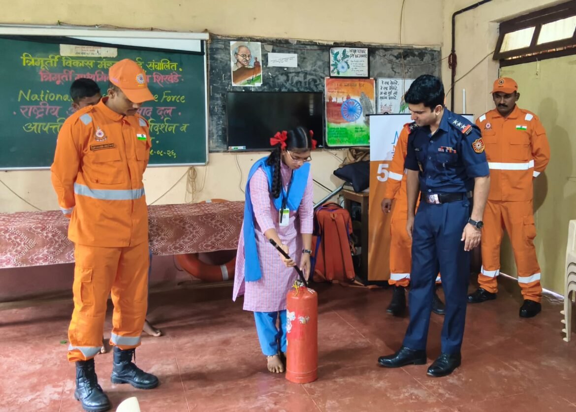 त्रिमूर्ती माध्यमिक विद्यालय शिरवंडे येथे एन डी आर एफ ने दिले आपत्ती व्यवस्थापन प्रशिक्षण