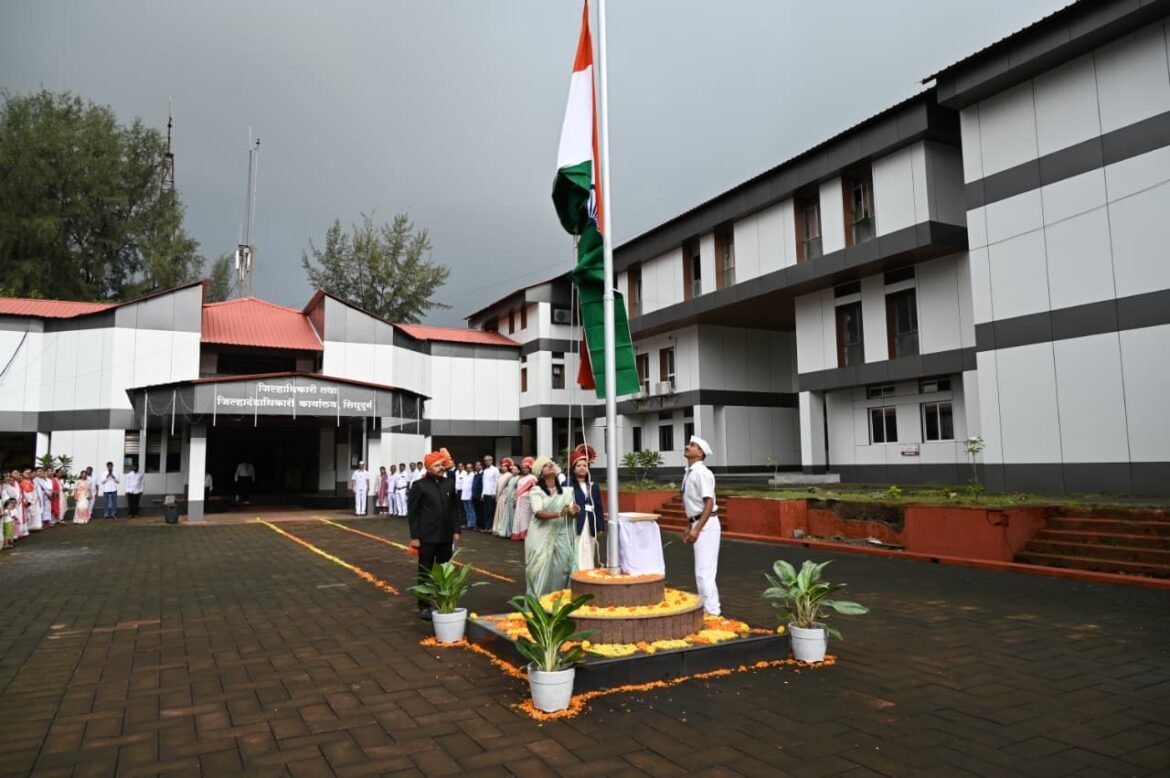 जिल्हाधिकारी कार्यालयात स्वातंत्र्य दिन उत्साहात साजरा; जिल्हाधिकारी तृप्ती धोडमिसे यांच्या हस्ते ध्वजारोहण