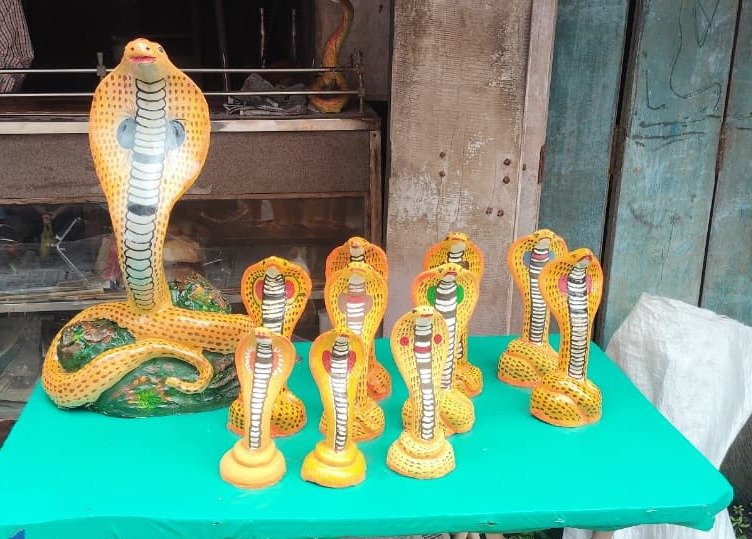 वेंगुर्ला बाजारपेठेत नागाच्या मूर्त्या विक्रीसाठी दाखल