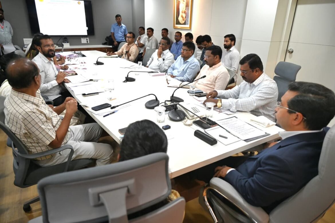 हळवल रेल्वे उड्डाणपुलाच्या जोडरस्त्यांचा सुधारित भूसंपादन प्रस्ताव सोमवारी सादर करा: पालकमंत्र्यांचे निर्देश