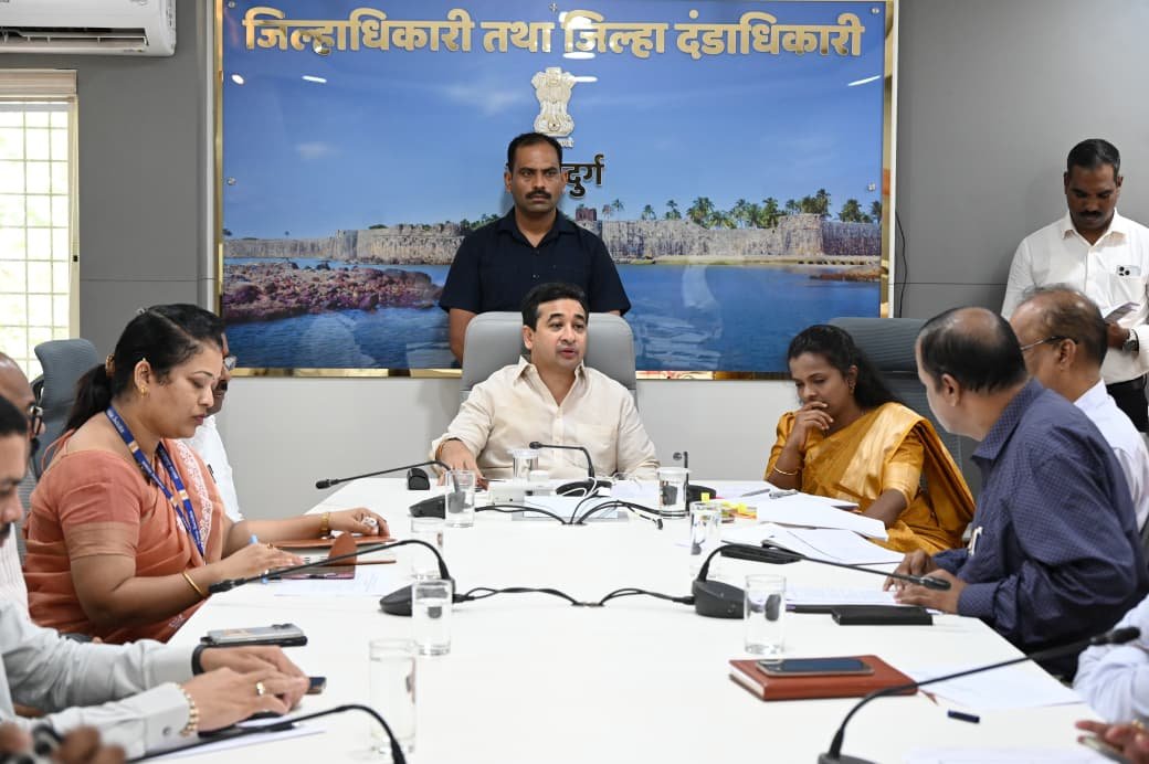आगाऊ धान्य वितरणाच्या निर्णयाचा पालकमंत्री नितेश राणे यांनी घेतला सखोल आढावा