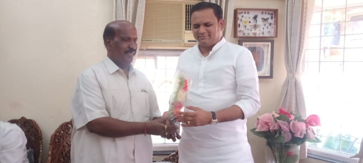 सावंतवाडीचे सुपुत्र मा.राहुलजी नार्वेकर यांचे जीवन रक्षा वैद्यकीय प्रतिष्ठानचे अध्यक्ष श्री राजू मसुरकर पुष्पगुच्छ देऊन केले स्वागत