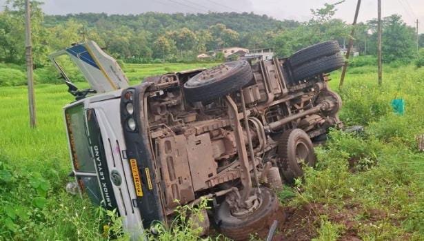 कोल्हापूर-तळेरे मार्गावर एडगाव येथे डपर पलटी होऊन अपघात