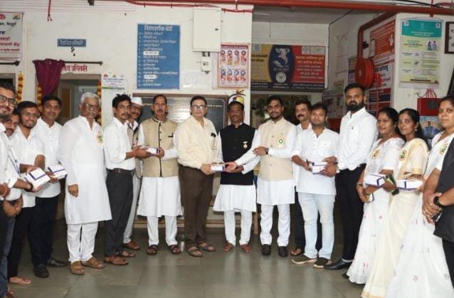 दवाखान्यात कमी पडणारी औषधे पालकमंत्री नितेश राणे यांनी दिली उपलब्ध करून