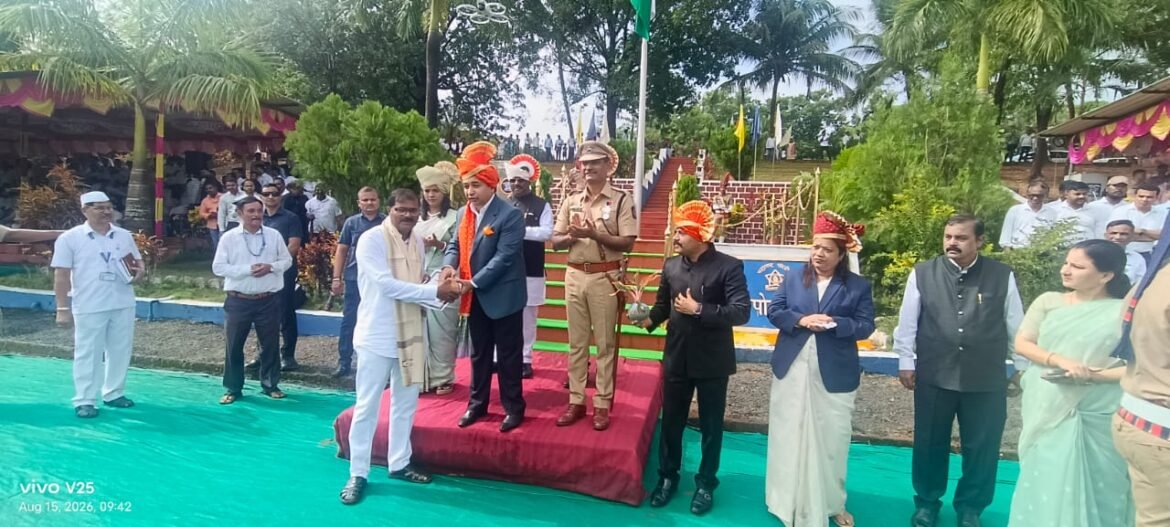 पालकमंत्री नितेश राणे यांच्या हस्ते प्रगतशील शेतकरी महेश संसारे यांचा सन्मान