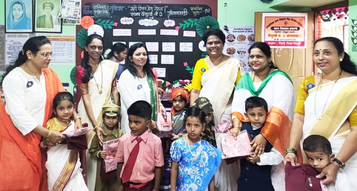 अंगणवाडीतील मुलांना शालेय गणवेशाचे वाटप