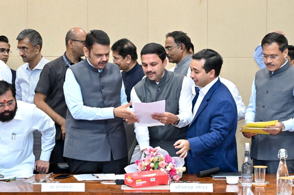सिंधुदुर्ग जिल्ह्यातील शेतकऱ्यांची थकीत खावटी कर्जाची माफी व्हावी यासाठी मनीष दळवी यांचे मुख्यमंत्र्यांना निवेदन