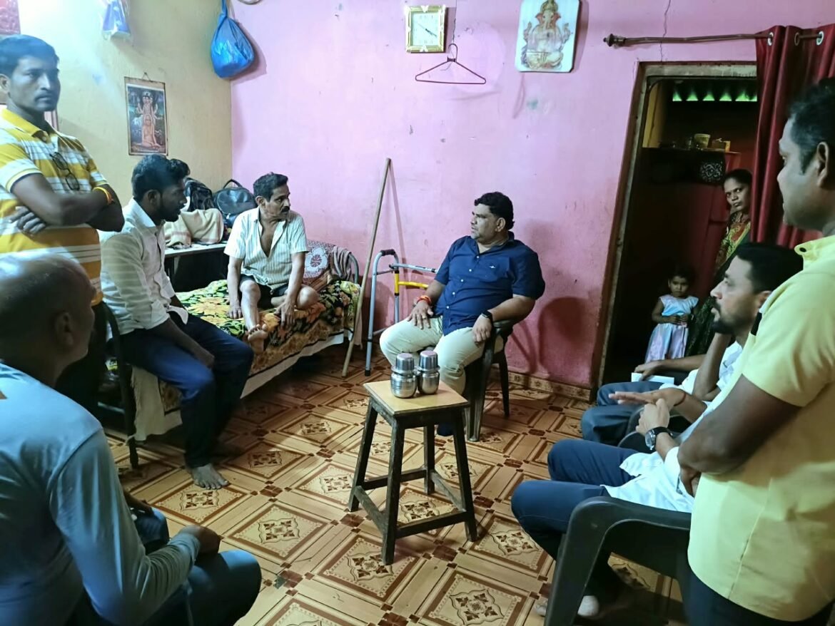 अपघातात जखमी झालेल्या राठिवडे येथील सत्यवान मेस्त्री यांना मा.आ.वैभव नाईक यांनी केली आर्थिक मदत