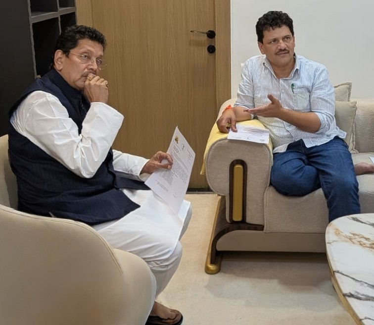 आम.दीपक केसरकर यांनी आरोग्य मंत्री नाम. श्री. प्रकाश आबिटकर यांची त्यांच्या सुरुची या निवासस्थानी घेतली भेट